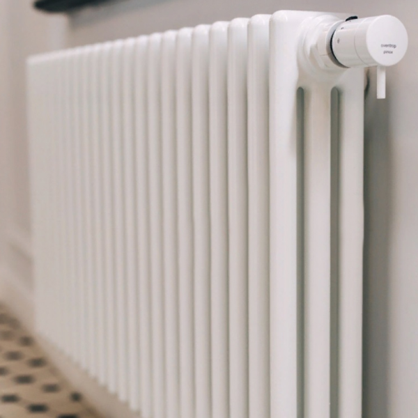 Радиатор Zehnder 3037 / 30 V002 ½“ RAL 9016 CVD1/BH нижнее подключение с кронштейнами
